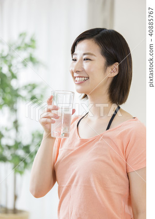 A young woman rehydrating 40885767