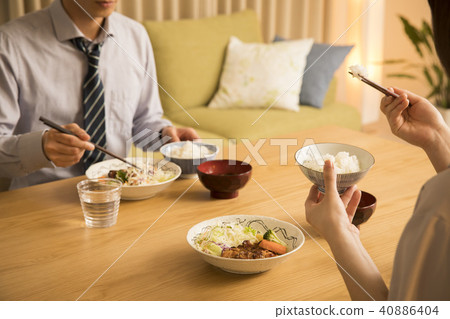 A couple eating supper 40886404