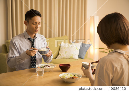 A couple eating supper 40886410