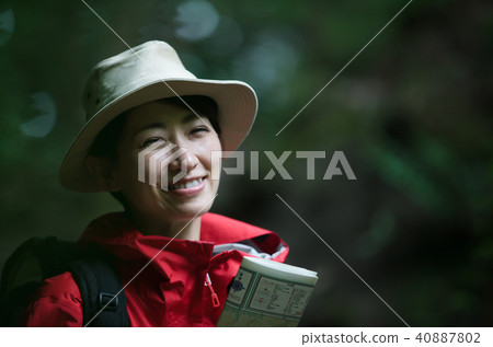 走在山的婦女 走在山的婦女 40887802