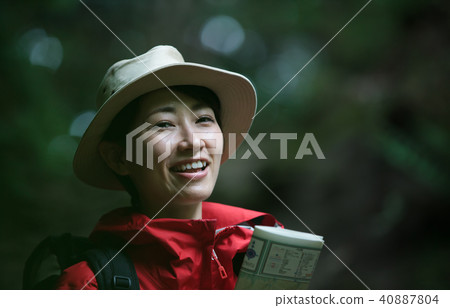 走在山的婦女 40887804