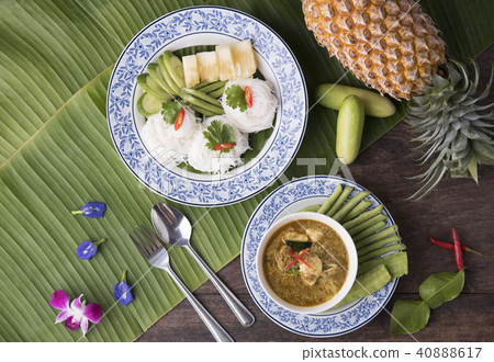 rice noodle with crab curry and . phuket style.  40888617