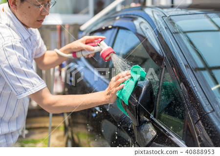 A man who washes cars 40888953