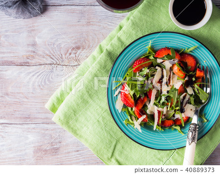 Salad with strawberries, arugula and parmesan Salad with strawberries, arugula and parmesan 40889373