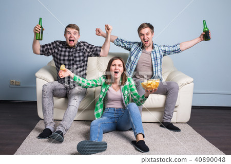 Young friends drink beer and cheering for football 40890048