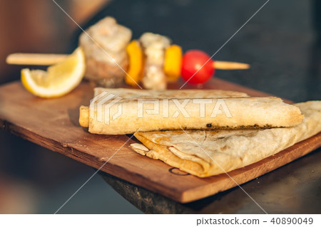 Pita bread and fish barbecue  40890049