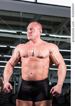 Handsome bodybuilder man with big muscles in the gym 40890084
