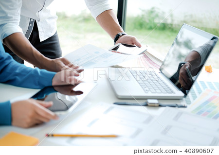 UX UI designer planning esponsive design. 40890607