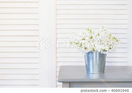 Bouquet of white lilac on the table Bouquet of white lilac on the table 40891048