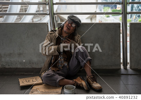 Homeless old man heart attack painful Homeless old man heart attack painful 40891232