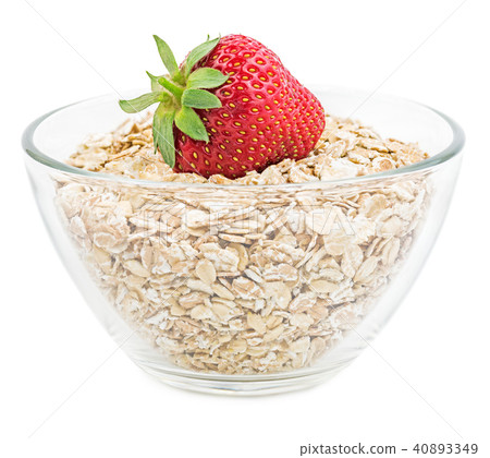 Oat flakes with strawberry isolated on white 40893349