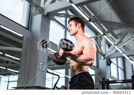 Muscular bodybuilder guy in gym 40893411