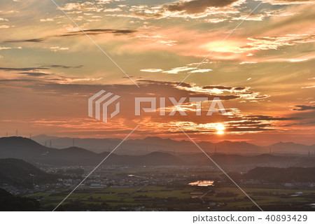 Light mist sunrise 40893429