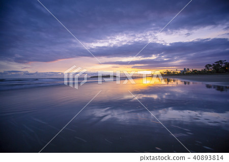 Beach at dawn 40893814