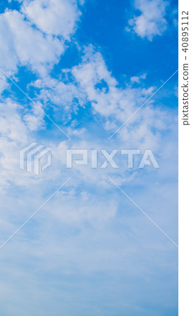 五月的天空和雲彩（垂直） 40895112