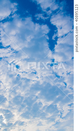五月的天空和雲彩（垂直） 40895123
