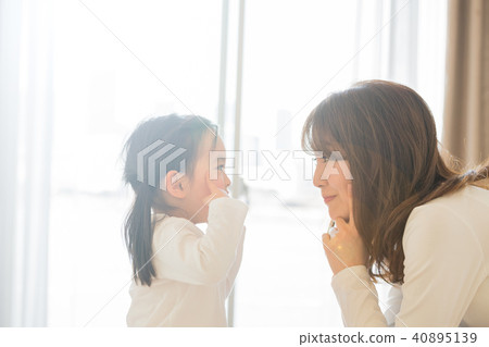 家庭,父母和孩子,母親,母親女兒,微笑 家庭,父母和孩子,母親,母親女兒,微笑 40895139