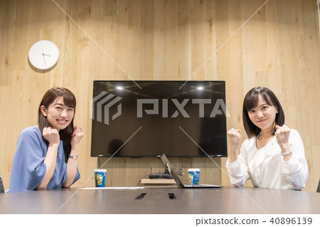 在會議室女孩2人擺姿勢的兩個衣服婦女 40896139