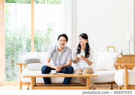 A young couple 40897059