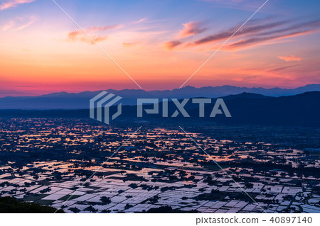 "Toyama prefecture" Morning view of a rice paddy field and Tonami plain of a watercolor "From Ouyoyama" 40897140