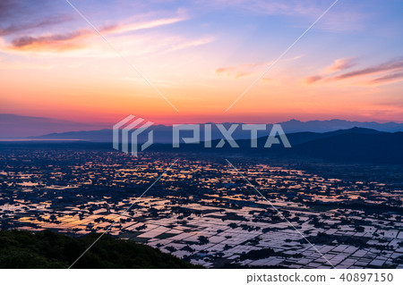 “富山縣”稻田的早晨景觀和水彩的礪波平原“從Ouyoyama” “富山縣”稻田的早晨景觀和水彩的礪波平原“從Ouyoyama” 40897150