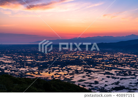 "Toyama prefecture" Morning view of a rice paddy field and Tonami plain of a watercolor "From Ouyoyama" 40897151
