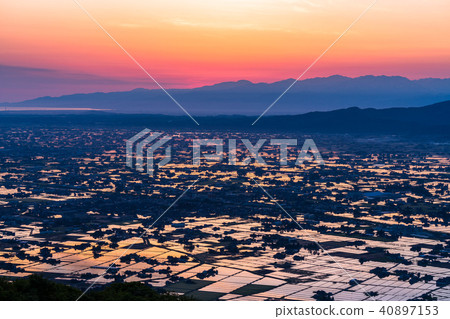 “富山縣”稻田的早晨景觀和水彩的礪波平原“從Ouyoyama” “富山縣”稻田的早晨景觀和水彩的礪波平原“從Ouyoyama” 40897153