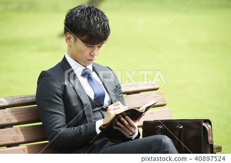 Marunouchi businessman 40897524