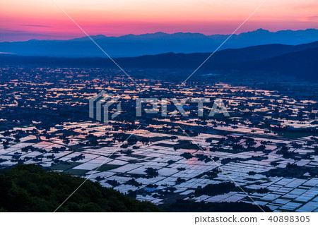 "Toyama prefecture" Morning view of a rice paddy field and Tonami plain of a watercolor "From Ouyoyama" 40898305