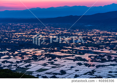 "Toyama prefecture" Morning view of a rice paddy field and Tonami plain of a watercolor "From Ouyoyama" 40898306