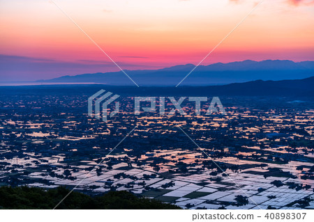 "Toyama prefecture" Morning view of a rice paddy field and Tonami plain of a watercolor "From Ouyoyama" 40898307
