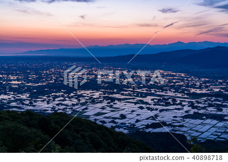 “富山縣”稻田的黎明和水彩的礪波平原“從Ouyoyama” 40898718