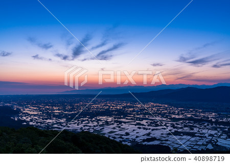 "Toyama prefecture" Dawn of a rice paddy field and Tonami plain of a watercolor "From Ouyoyama" 40898719