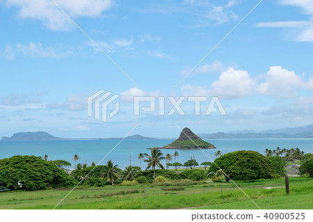 Chinaman's Hat Island seen from Kualoa Beach Park, Oahu, Hawaii Chinaman's Hat Island seen from Kualoa Beach Park, Oahu, Hawaii 40900525