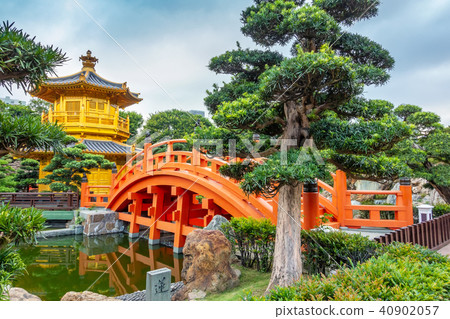 Golden pagoda of Nan Lian Garden park in Hong Kong 40902057