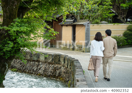 Couple travel image 40902352