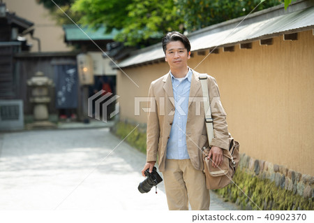 中間男性旅行圖像 40902370
