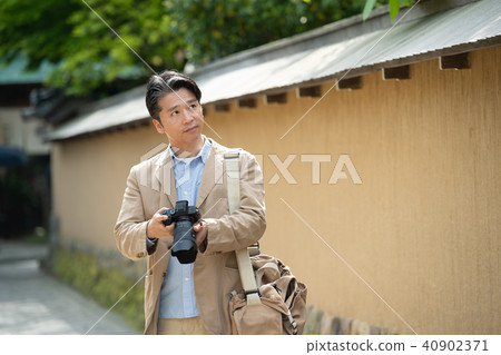 Middle male travel image 40902371