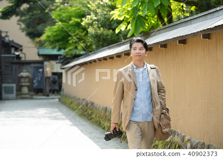 中間男性旅行圖像 40902373