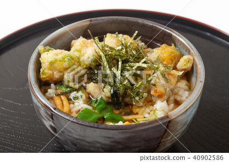 Tempura noodle soup pickled in scallops 40902586