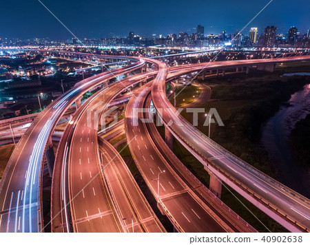 Aerial photograph of light trace of car 40902638
