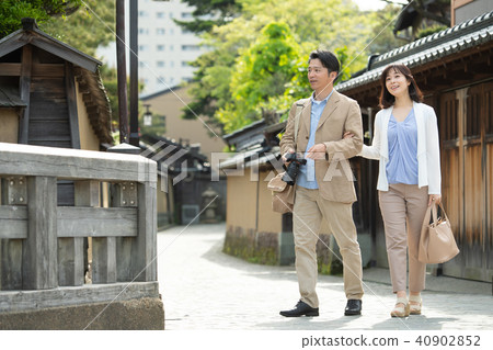 Middle couple travel image 40902852