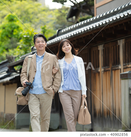 Middle couple travel image Middle couple travel image 40902856