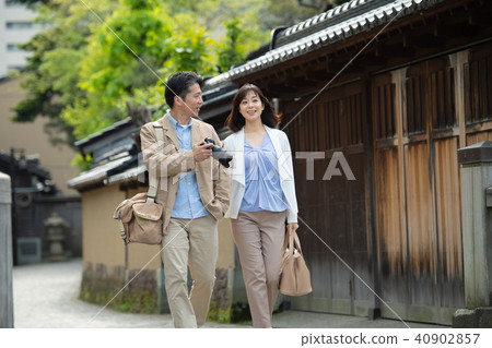 Middle couple travel image 40902857