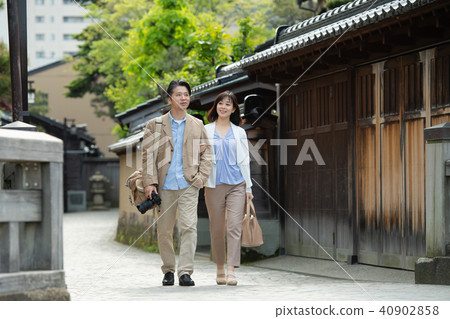 Middle couple travel image 40902858