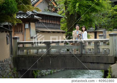 Middle couple travel image 40902860