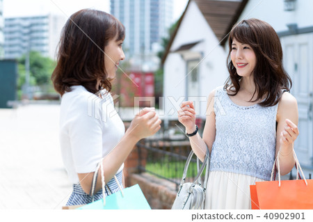 購物年輕女性旅行 購物年輕女性旅行 40902901