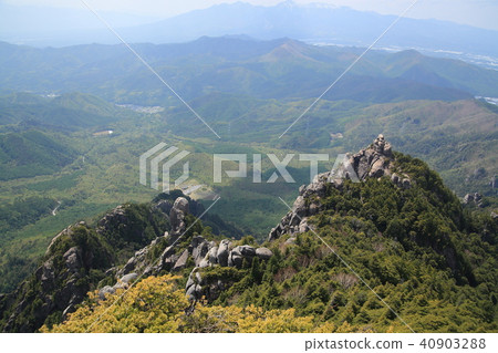 View Yokoo Mountain, Iimoriyama, Yatsugatake area in the northwest from the west (2200 m) of the Ruisan Mountain peak 40903288