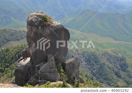 Watch the Great Waste Rock, Climber on the south side from the West (2200 m) of Ruisan Mountain Top 40903292