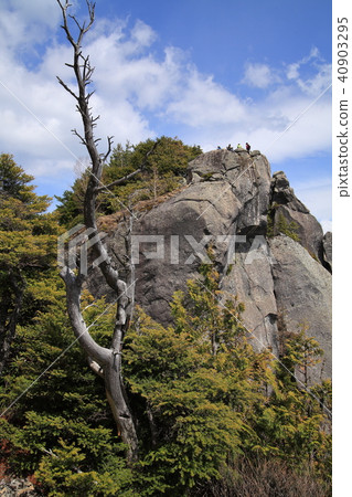 View the summit from Mt. Ruisan Mountain peak west (2200 m) 40903295